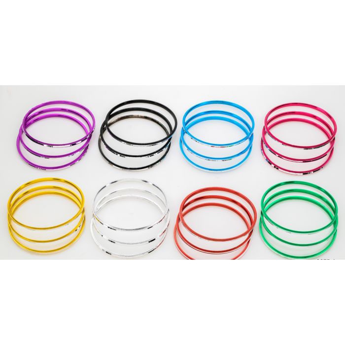 Σετ από 3 λεπτά πλαστικά βραχιόλια bangles με κεντρική ασημί ρίγα σε διάφορα χρώματα: μωβ, μαύρο, γαλάζιο, φούξια, χρυσό, ασημί, κόκκινο και πράσινο.