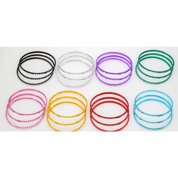 Σετ από 3 λεπτά πλαστικά βραχιόλια bangles με κεντρική ανάγλυφη ασημί ρίγα diamond-cut σε χρώματα: μαύρο, λευκό, μωβ, πράσινο, ροζ, κίτρινο, κόκκινο και τυρκουάζ