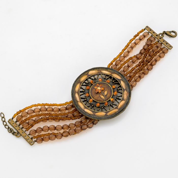 Vintage statement βραχιόλι με πέντε σειρές από μελί κρυστάλλινες χάντρες και κεντρικό μπρούτζινο κυκλικό στοιχείο με φλοράλ σχέδιο