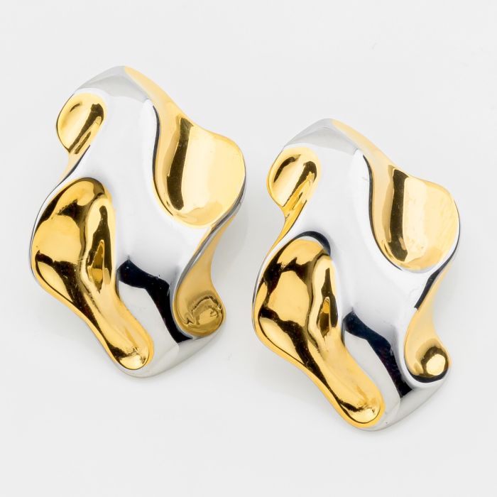 Δίχρωμα γυναικεία σκουλαρίκια Sculpted Metal με χρυσές και ασημένιες επιφάνειες σε λευκό φόντο.