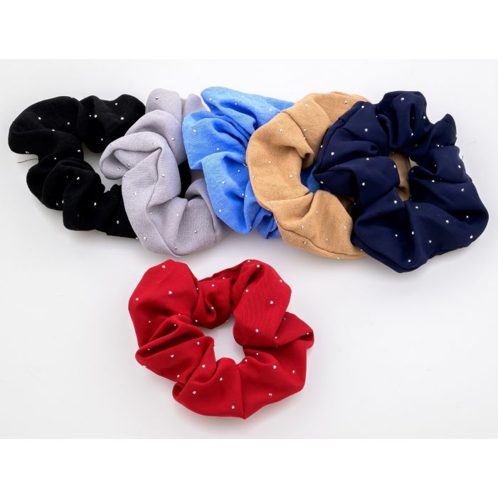 Συλλογή από υφασμάτινα scrunchies μαλλιών σε διάφορα χρώματα με διακόσμηση από μικρά strass.