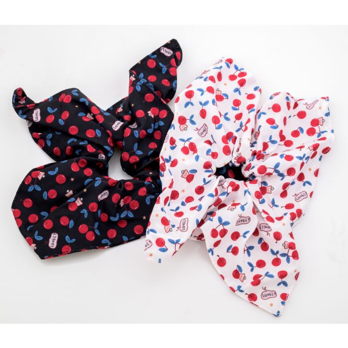 Σετ από δύο υφασμάτινα scrunchies μαλλιών με φιόγκο, ένα μαύρο και ένα λευκό, με κόκκινο print κεράσι.