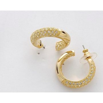 Σκουλαρίκια μεταλλικά σε χρυσό χρώμα διακοσμημένα με στράς στην εξωτερική και εσωτερική επιφάνεια