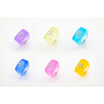 Δαχτυλίδι πλαστικό ημιδιάφανο διακοσμημένο με λουλούδι από στράς