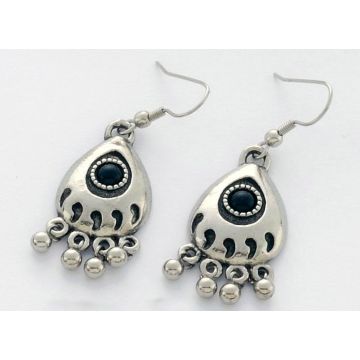 Σκουλαρίκια μεταλλικά ασημί με χαραγμένο σχέδιο και μαύρη πέρλα