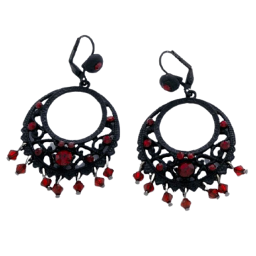 Σκουλαρίκια μεταλλικά διάτρητα σε μαύρο χρώμα διακοσμημένα με κόκκινες χάντρες