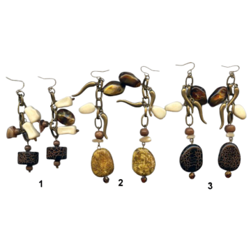Σκουλαρίκια μπρούτζινα διακοσμημένα με πέτρες,ξύλο και μεταλλικές λεπτομέρειες