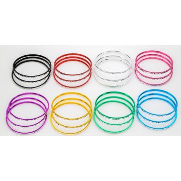 Σετ από 3 λεπτά πλαστικά βραχιόλια bangles με κεντρική ανάγλυφη ασημί ρίγα σε διάφορα χρώματα: μαύρο, κόκκινο, λευκό, φούξια, μωβ, χρυσό, πράσινο και γαλάζιο
