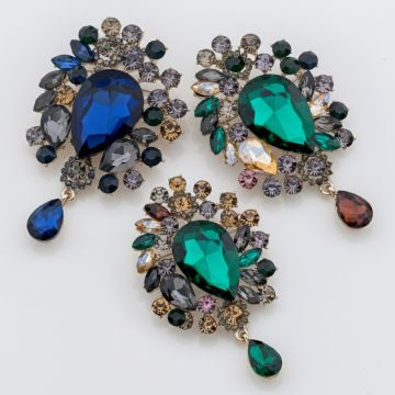 Πολυτελή καρφίτσα με πολύχρωμες πέτρες και ένα κρεμαστό σταγόνας.