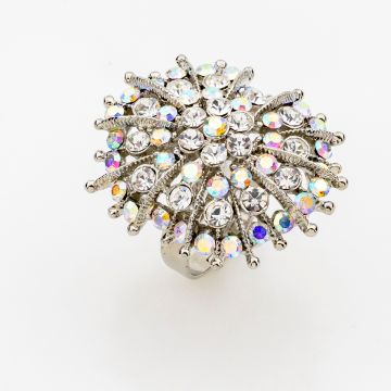 Δαχτυλίδι σε ασημί χρώμα με μεγάλο εντυπωσιακό σχέδιο διακοσμημένο με στράς