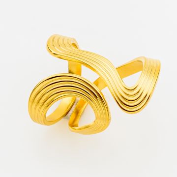 Χρυσό statement δαχτυλίδι με διπλό κυματιστό design και έντονες ανάγλυφες ραβδώσεις (double ribbed wave).