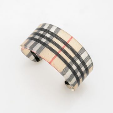 Σταθερό Βραχιόλι Cuff με Εικονικό Καρό Print για Bold Εμφανίσεις