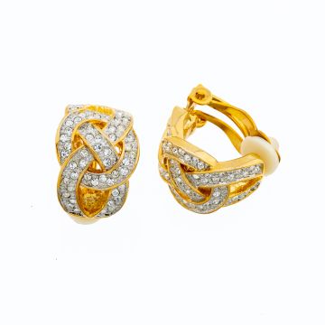 Σκουλαρίκια μεταλλικά σε χρυσό χρώμα και περίτεχνο σχέδιο με κλίπ διακοσμημένα με λευκά στράς