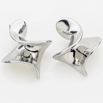 Oversized statement σκουλαρίκια studs με αφηρημένο κυματιστό σχέδιο σε χρυσή και ασημί απόχρωση με γυαλιστερό φινίρισμα.