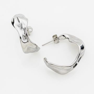 Artistic σκουλαρίκια κρίκοι με οργανικό, κυματιστό design και γυαλιστερή επιφάνεια σε [Χρυσό / Ασημί] χρώμα.