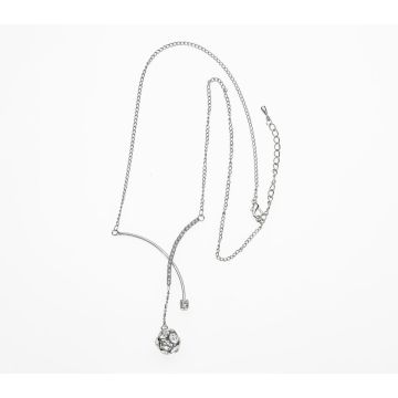 Κολιέ Ασημί με Χιαστί Σχέδιο και Στράς: Λαμπερή Κομψότητα σε Κάθε Στιγμή