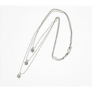 Κολιέ Τριπλής Αλυσίδας με Κύβους Στράς: Μοναδικό Στυλ και Εντυπωσιακή Λάμψη