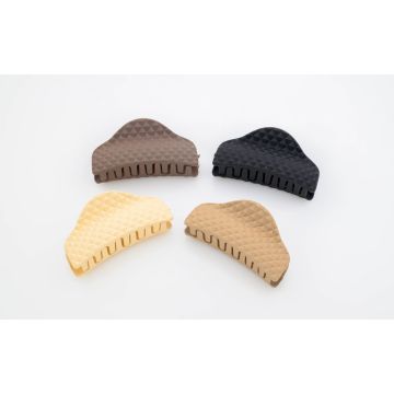 Κλάμερ μαλλιών με ανάγλυφη, γεωμετρική υφή και ματ φινίρισμα