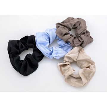 Κομψές σούρες μαλλιών από λείο ύφασμα με ανάγλυφα λουλούδια