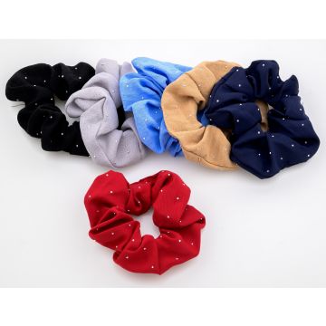 Συλλογή από υφασμάτινα scrunchies μαλλιών σε διάφορα χρώματα με διακόσμηση από μικρά strass.