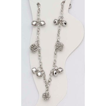 Αλυσίδα ποδιού σε ασημί χρώμα διακοσμημένη με καμπανάκια και μπάλες απο κρικάκια