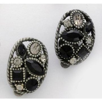 Σκουλαρίκια μεταλλικά σε ασημί χρώμα με κλίπ διακοσμημένα με λευκές και μαύρες χάντρες